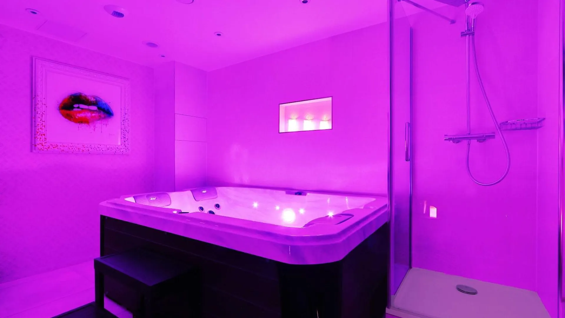 Lejlighed Intimate With Air Conditioner & Jacuzzi 2br 6p Montmartre