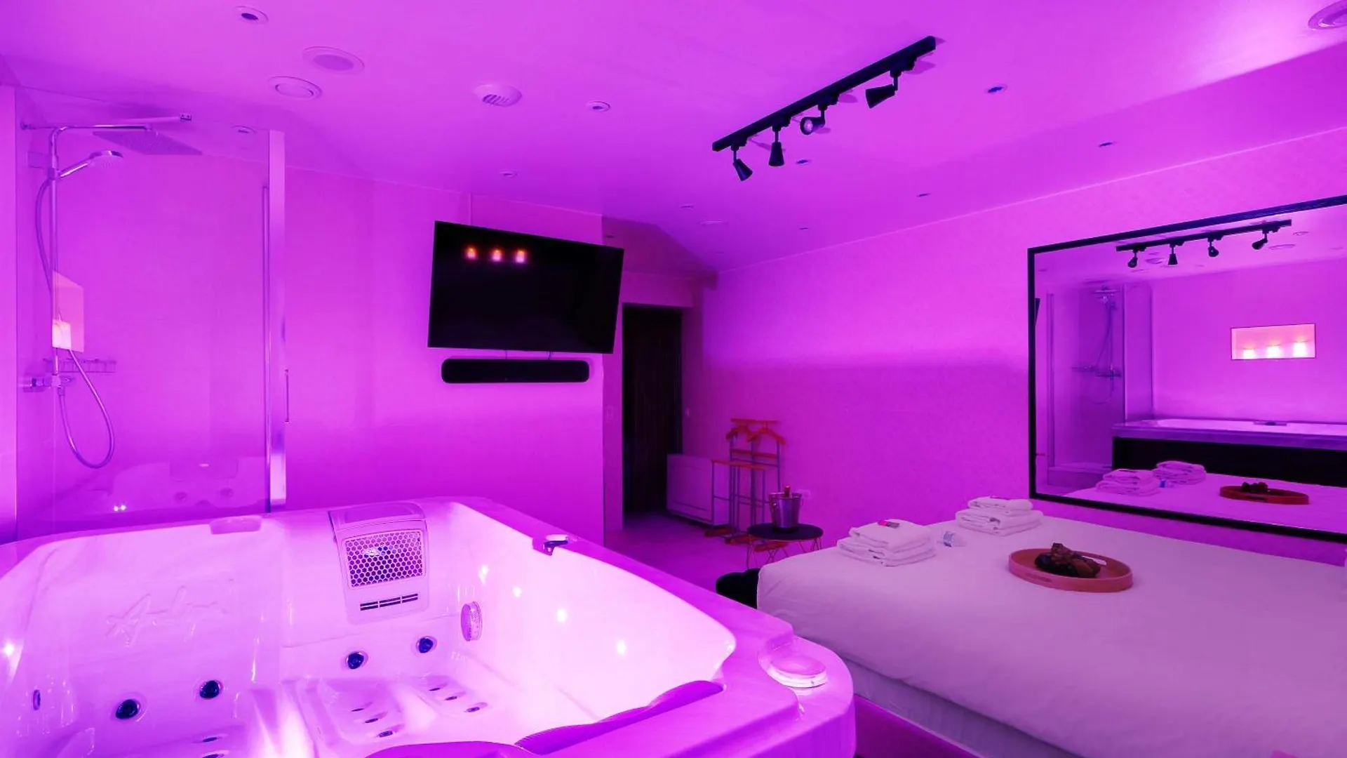 Intimate With Air Conditioner & Jacuzzi 2br 6p Montmartre Διαμέρισμα Παρίσι