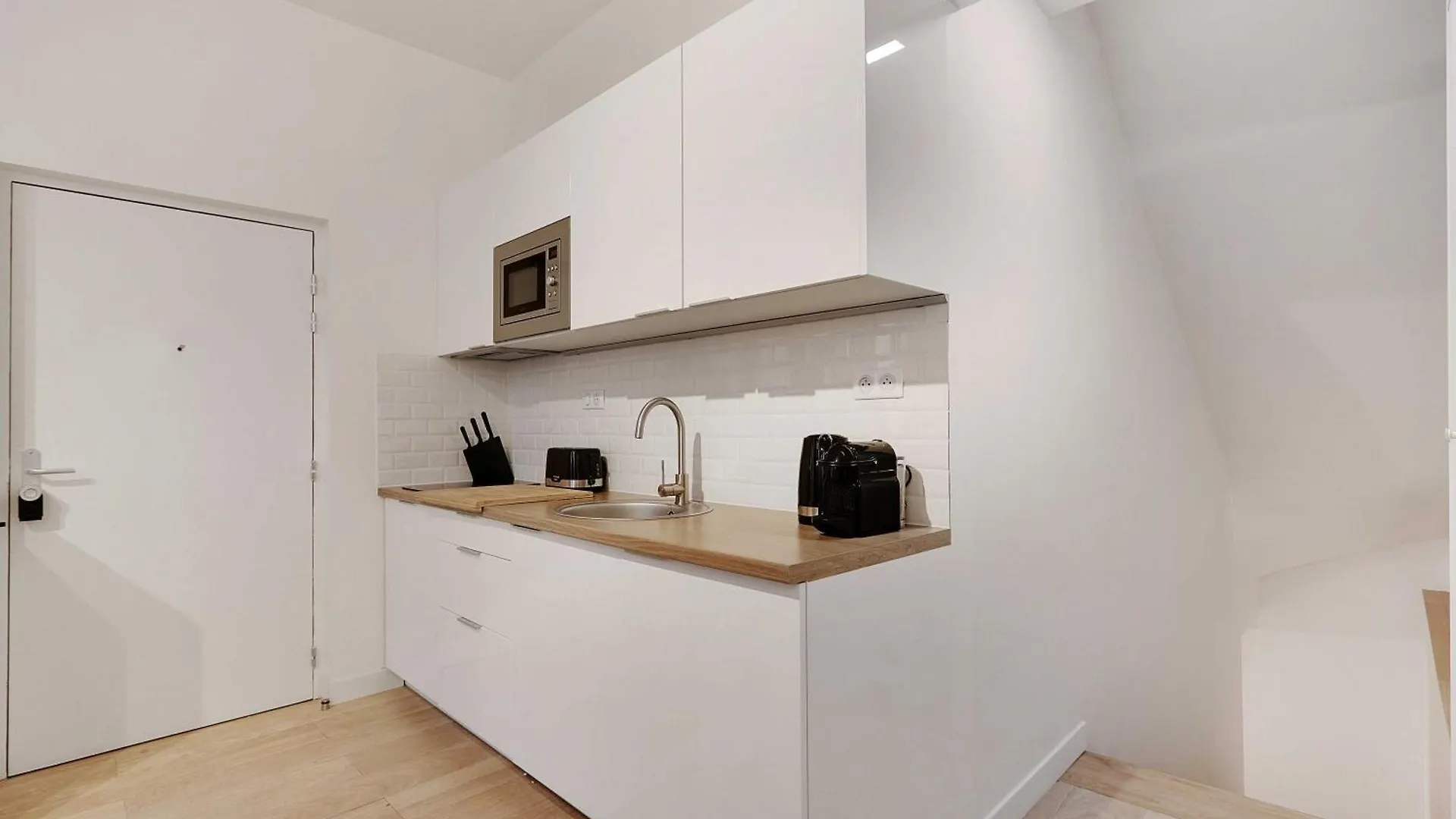Intimate With Air Conditioner & Jacuzzi 2br 6p Montmartre *