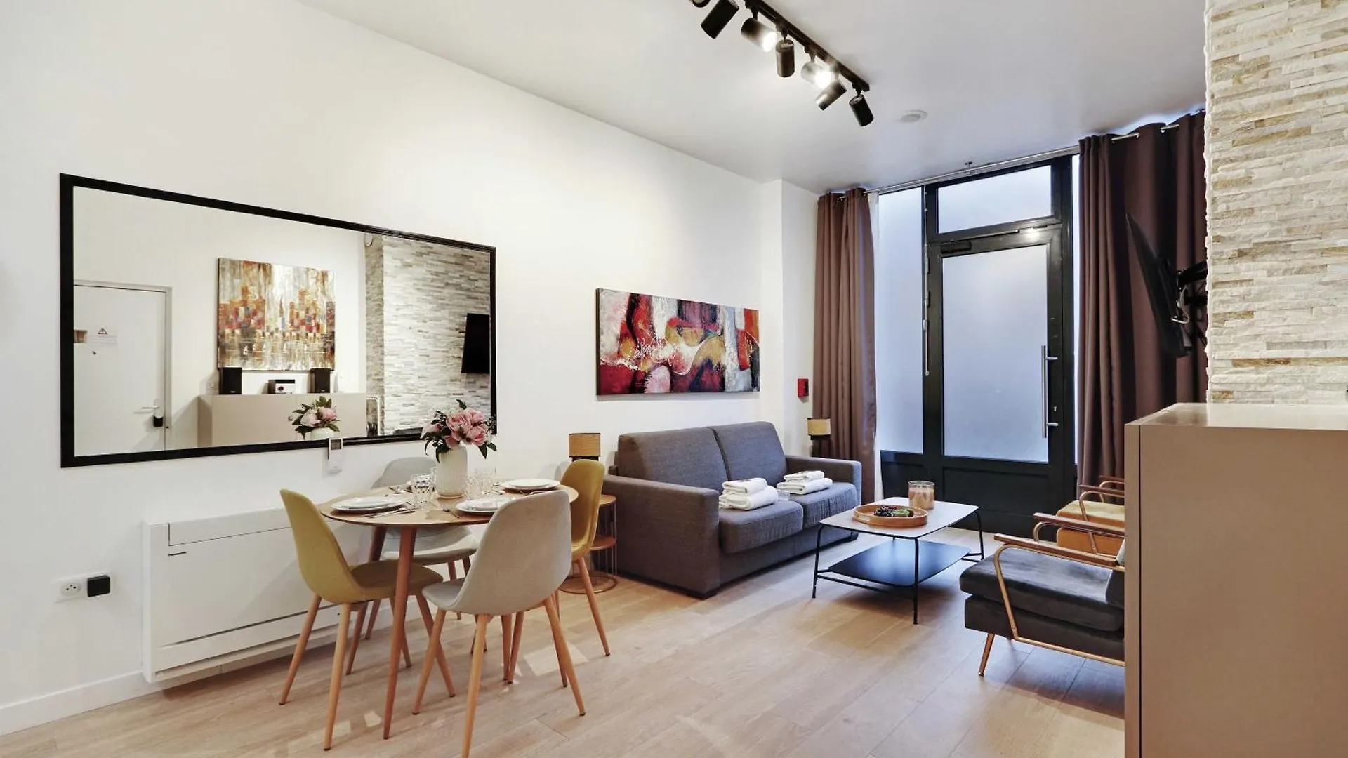 Intimate With Air Conditioner & Jacuzzi 2br 6p Montmartre