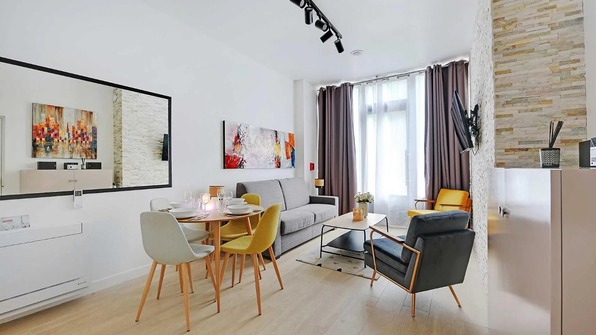 Intimate With Air Conditioner & Jacuzzi 2br 6p Montmartre Lejlighed *