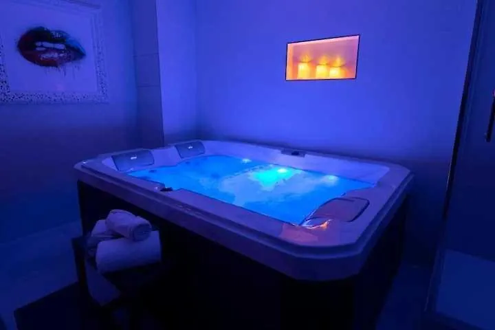 Intimate With Air Conditioner & Jacuzzi 2br 6p Montmartre Lejlighed Paris