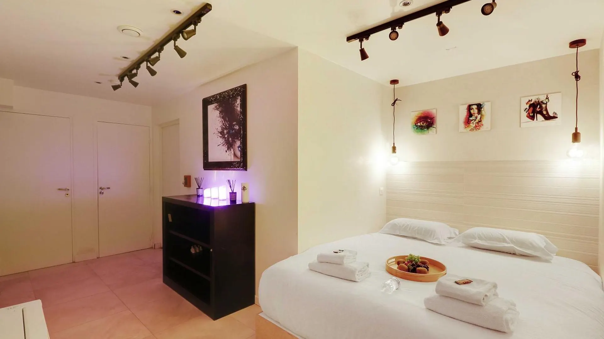 Intimate With Air Conditioner & Jacuzzi 2br 6p Montmartre Apartment Paris