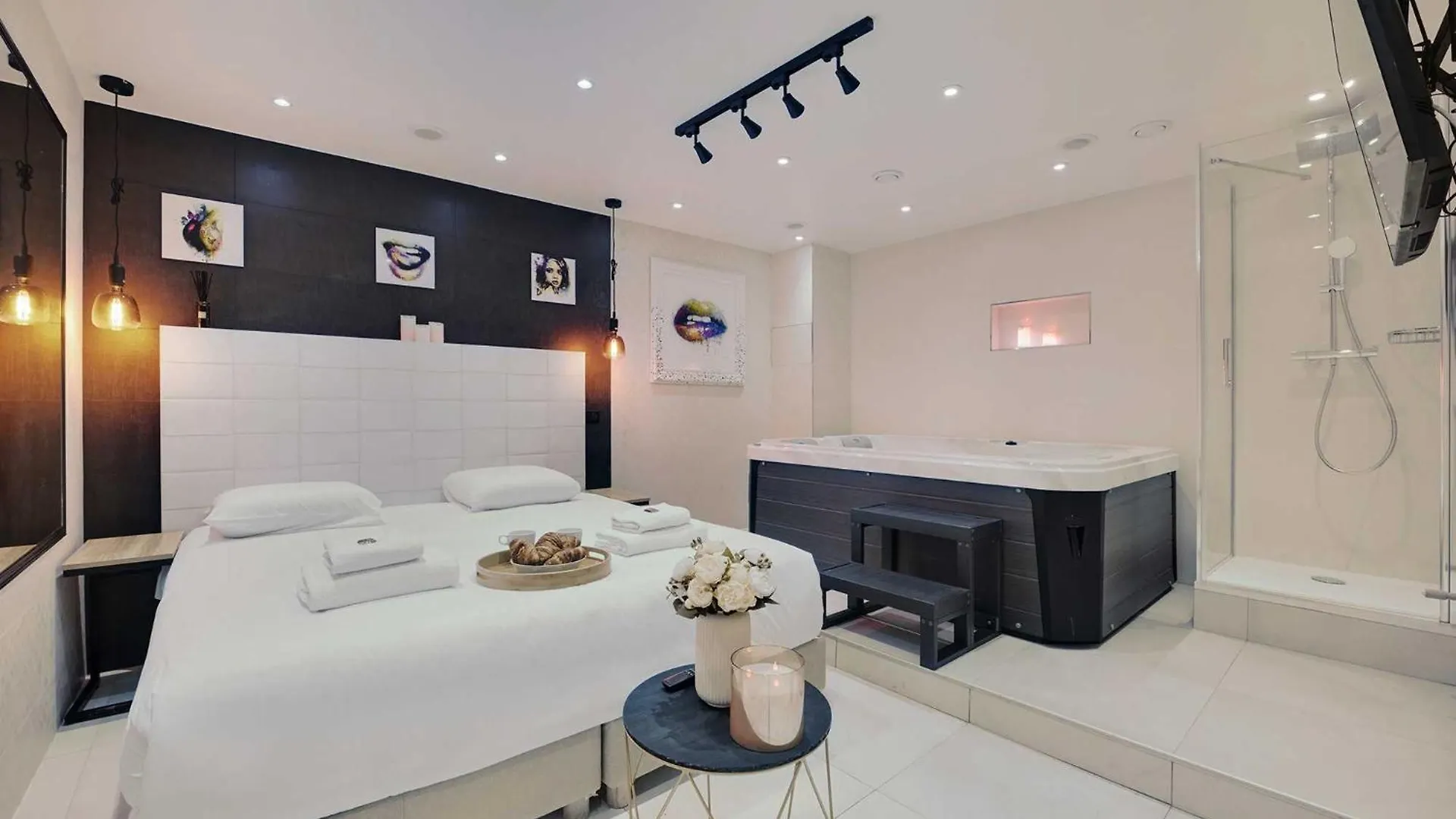 Intimate With Air Conditioner & Jacuzzi 2br 6p Montmartre Paris
