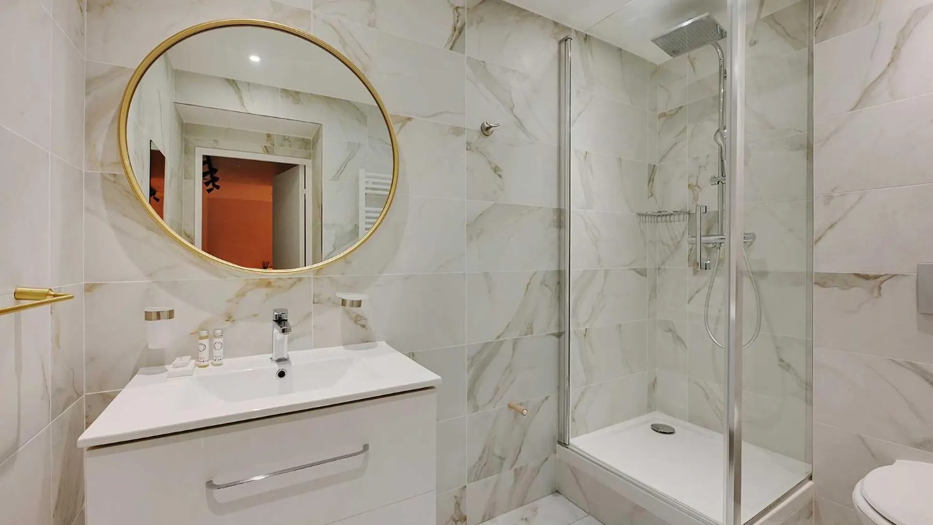 Intimate With Air Conditioner & Jacuzzi 2br 6p Montmartre Apartment *