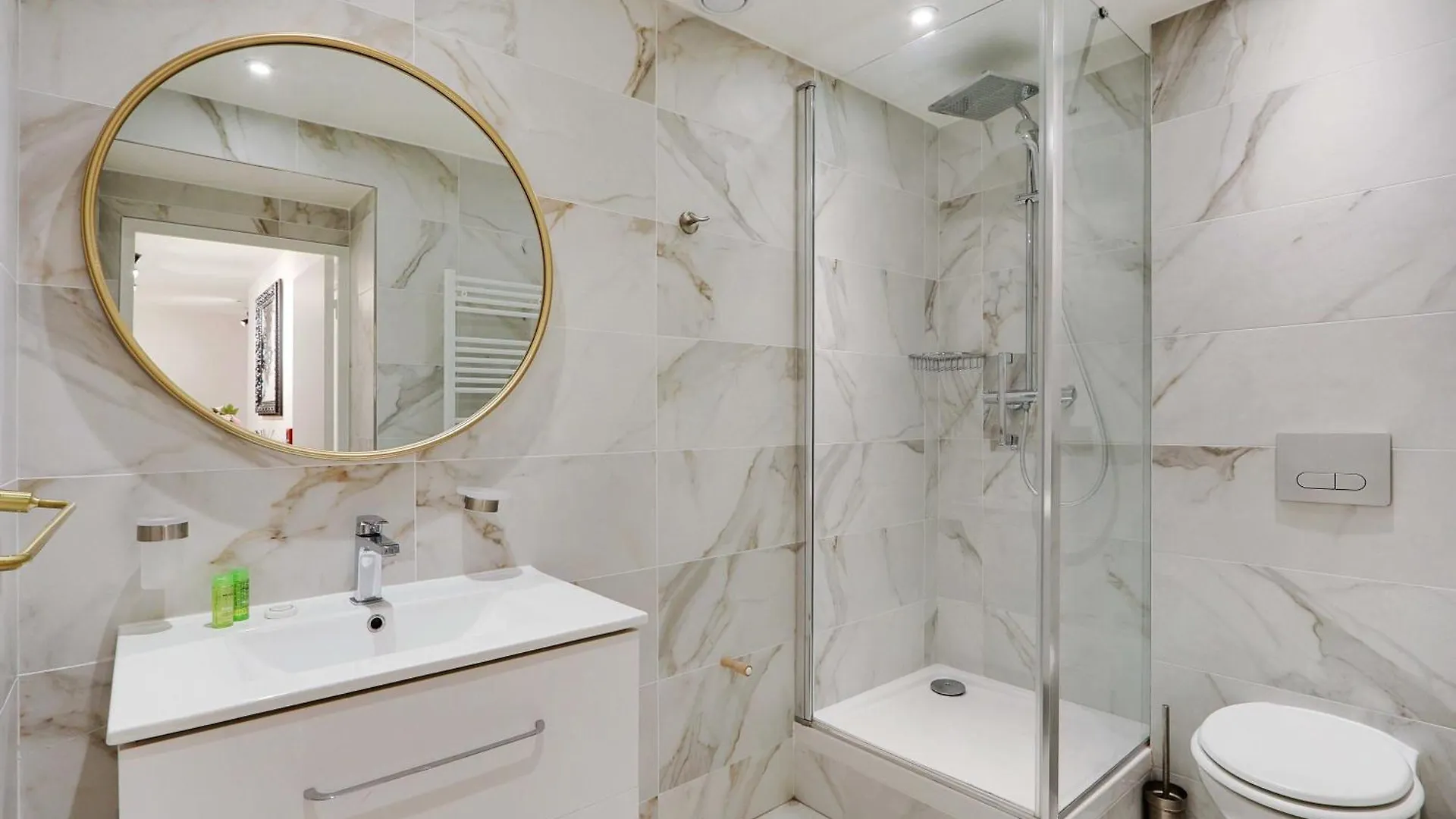Intimate With Air Conditioner & Jacuzzi 2br 6p Montmartre Apartment *