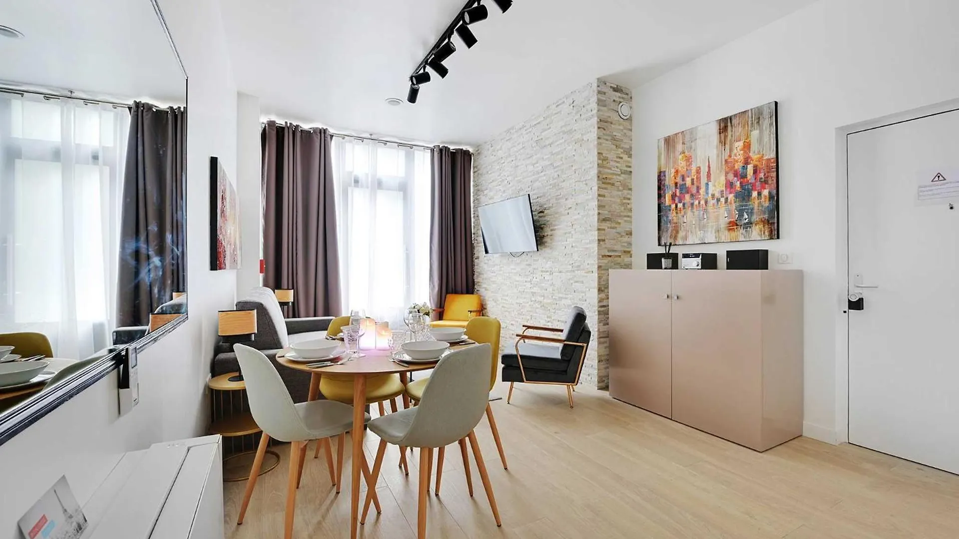 Intimate With Air Conditioner & Jacuzzi 2br 6p Montmartre * Paris