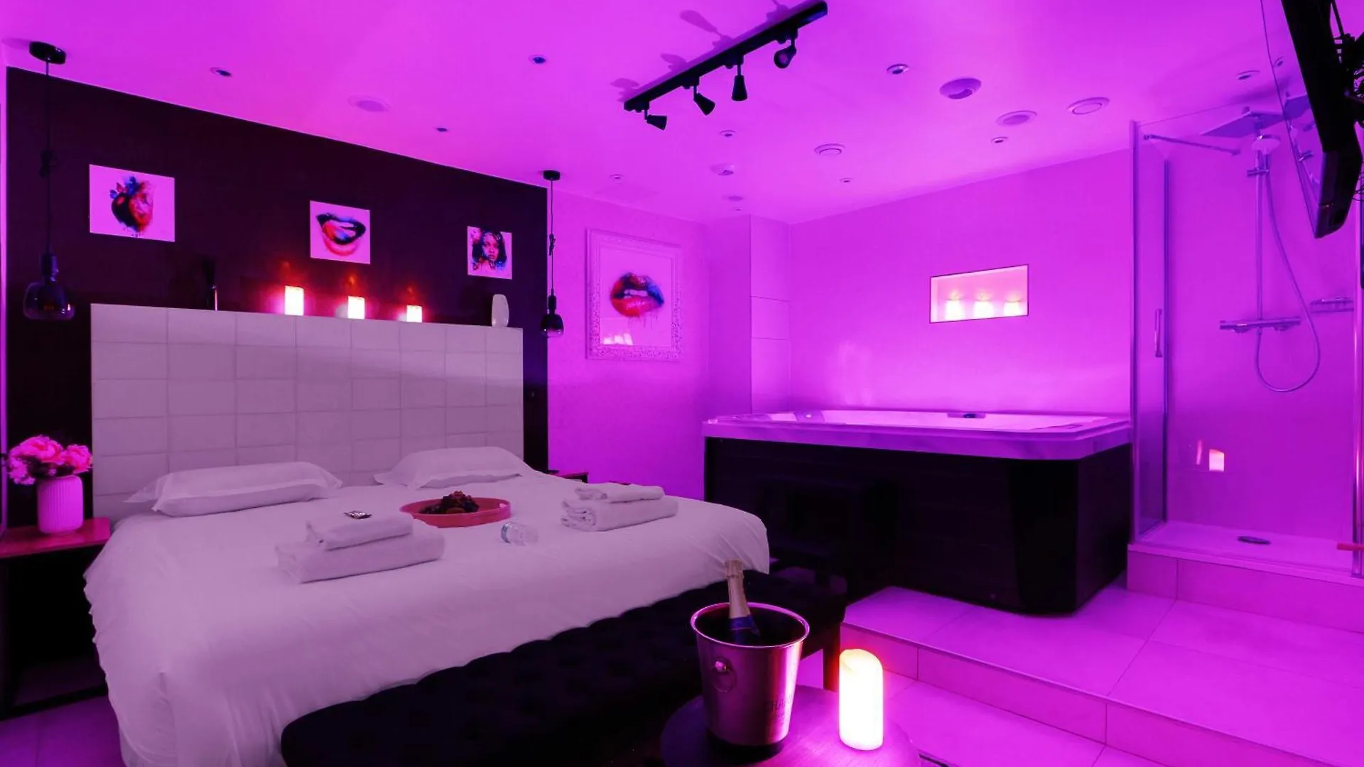 Intimate With Air Conditioner & Jacuzzi 2br 6p Montmartre
