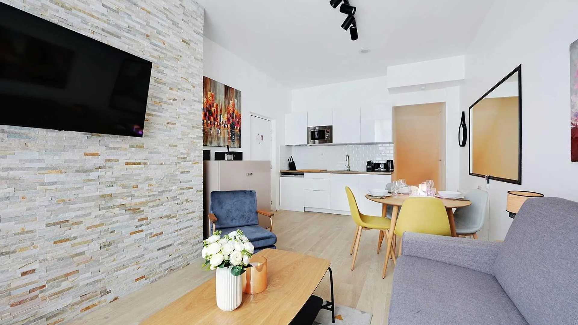Apartment Intimate With Air Conditioner & Jacuzzi 2br 6p Montmartre *