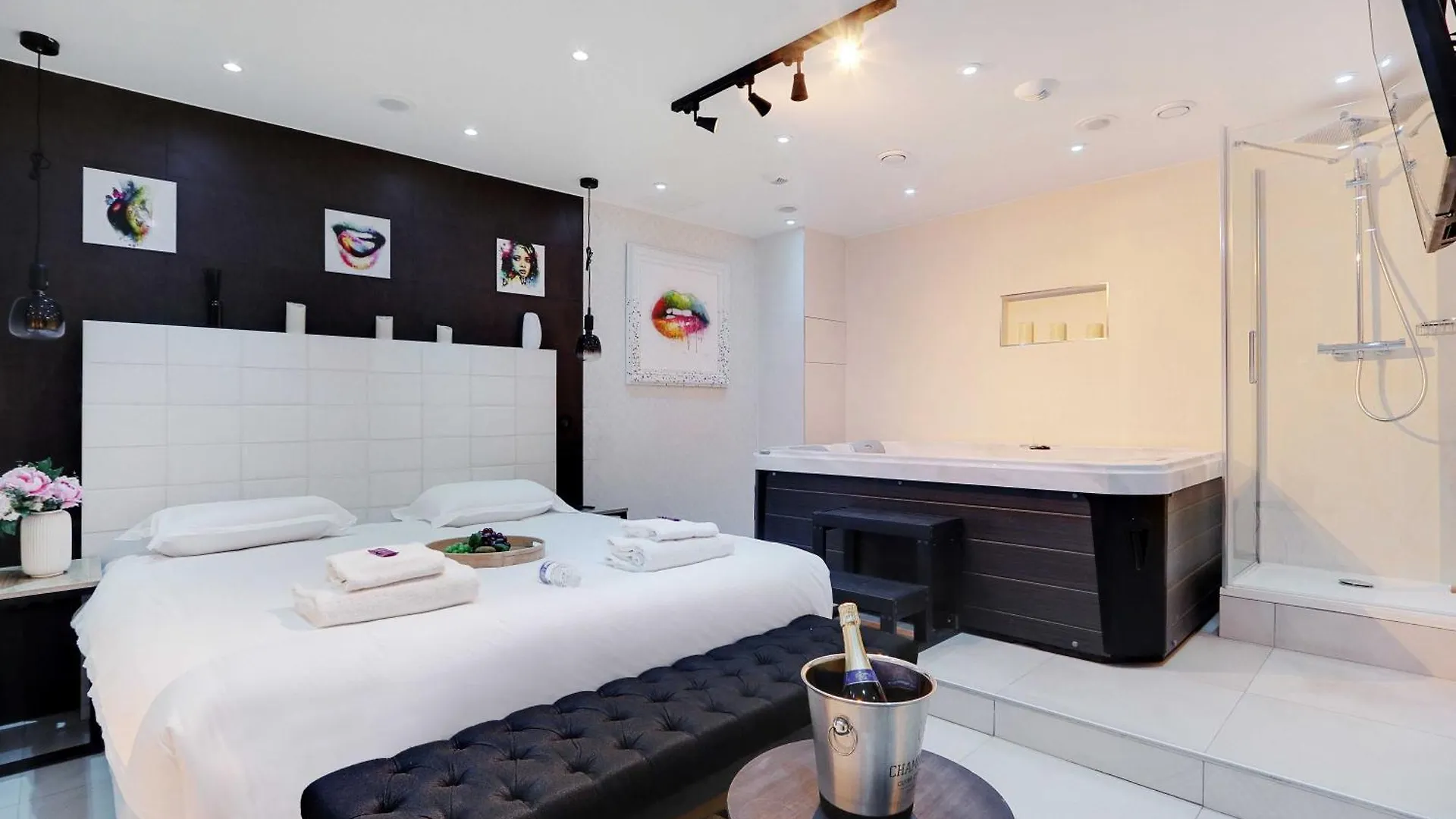Intimate With Air Conditioner & Jacuzzi 2br 6p Montmartre Apartment