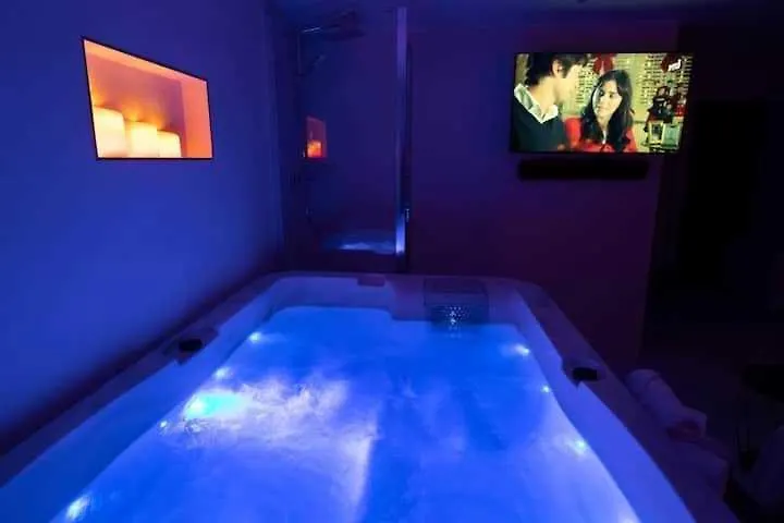 Intimate With Air Conditioner & Jacuzzi 2br 6p Montmartre Apartment Paris